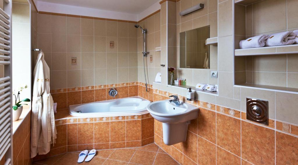 Residence Arx & Wellness Хрудим Экстерьер фото